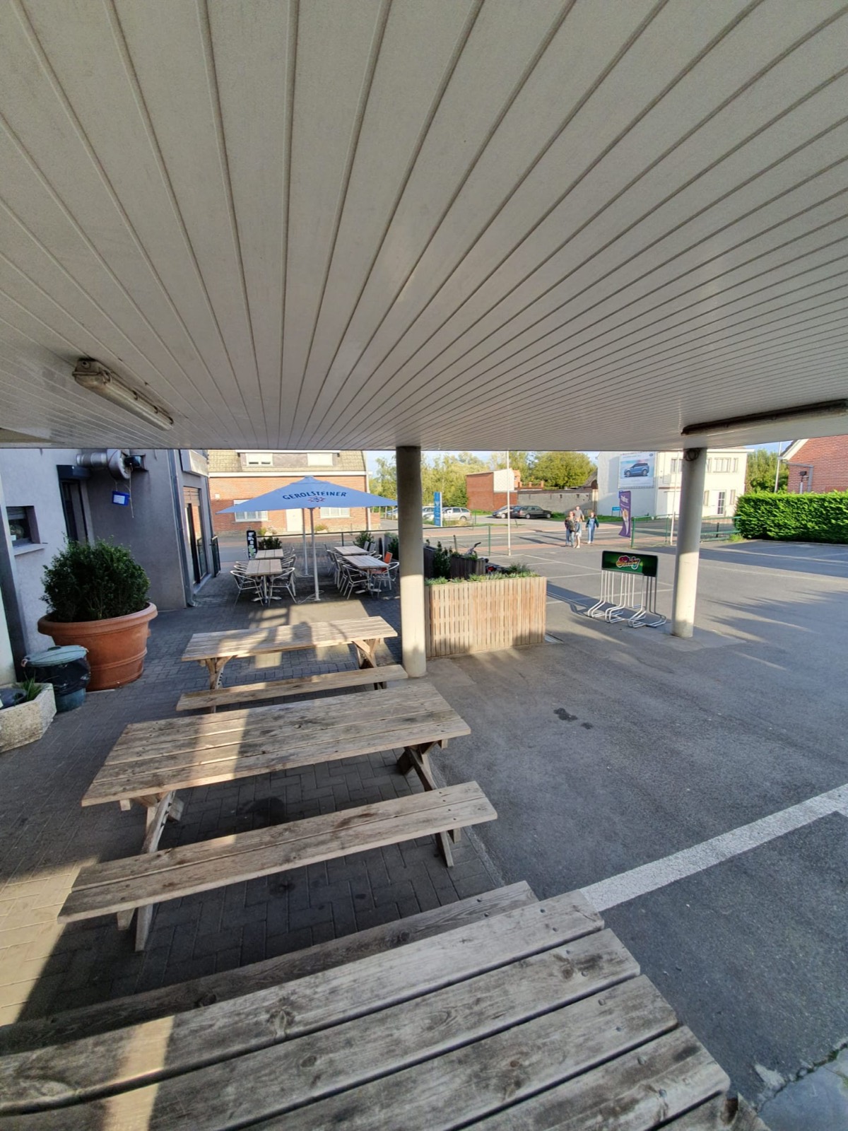 Buiten tafels onder afdak