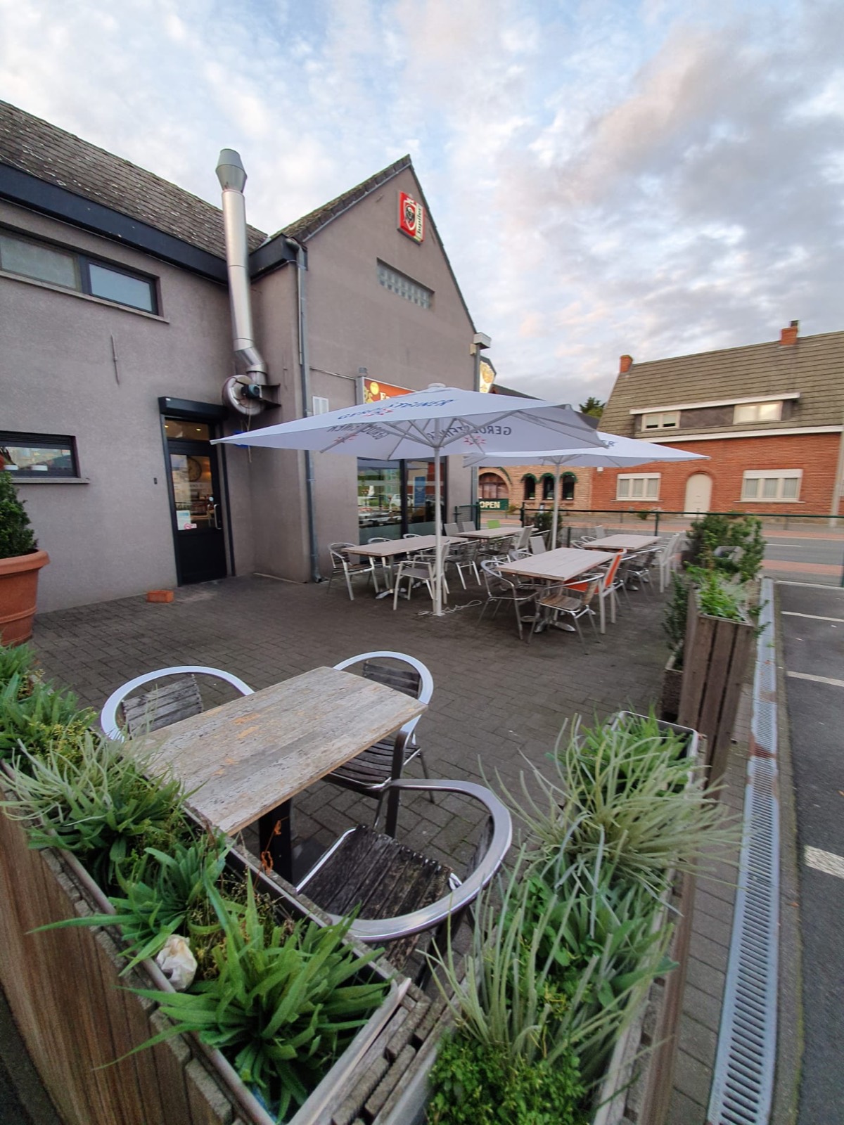 Terras met parasols