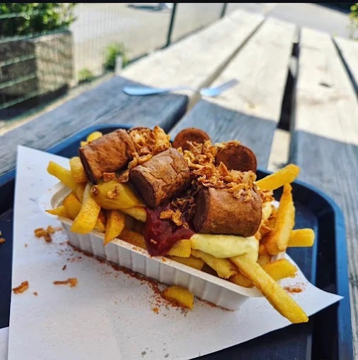Loaded fries met stukjes vlees, sauzen en bicky-uitjes